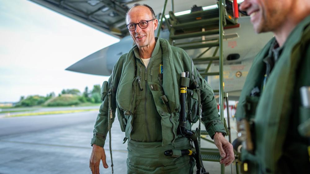  Friedrich Merz, CDU-Bundesvorsitzender und CDU/CSU-Fraktionsvorsitzender im Bundestag, nach einem Flug in einem Eurofighter im Juni 2024