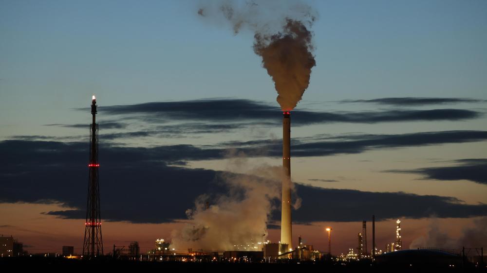Klimaschutz: Shell muss seinen CO₂-Ausstoß laut Urteil doch nicht ...