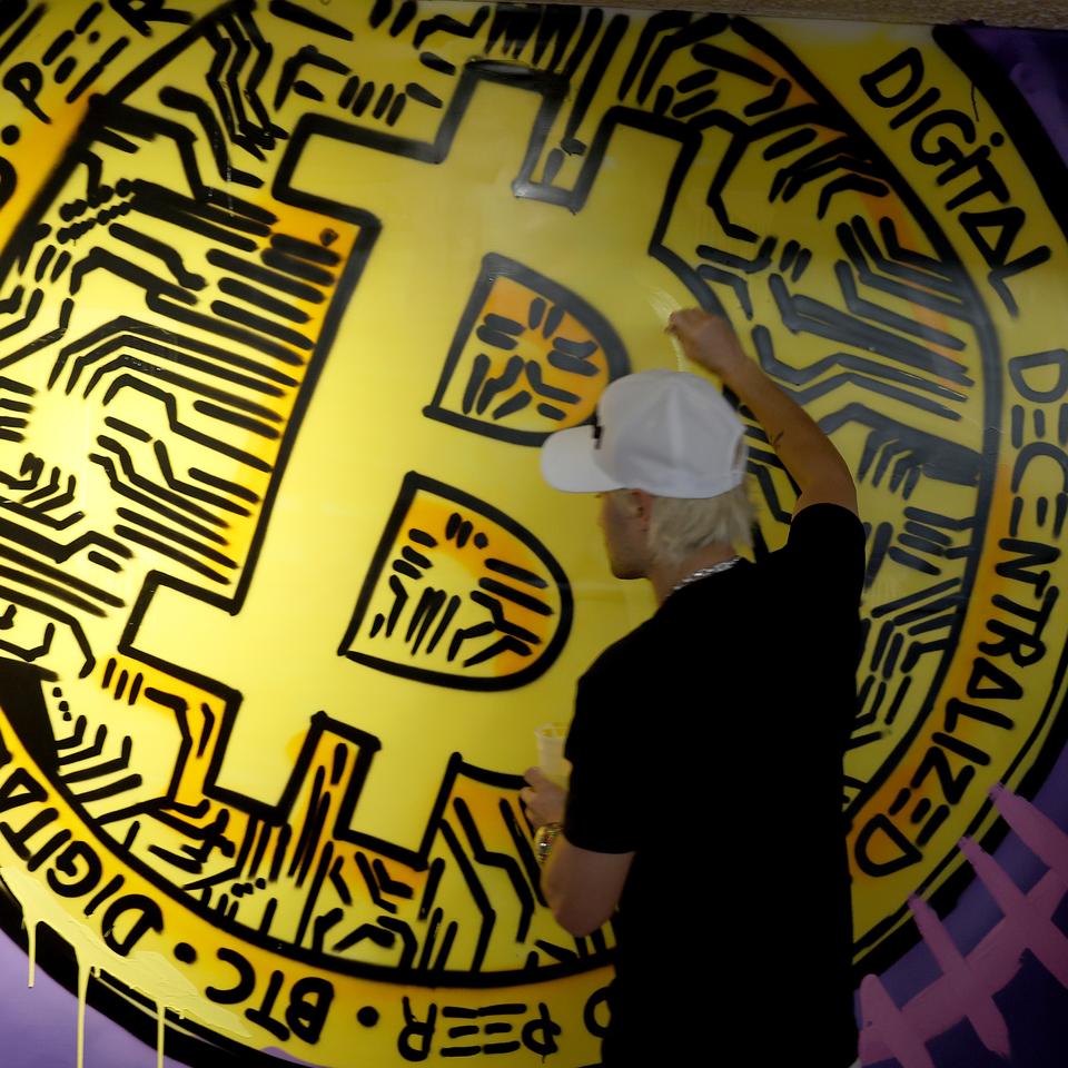 Kryptowährung: Bitcoin-Preis steigt erstmals über 100.000 Dollar | DIE ZEIT