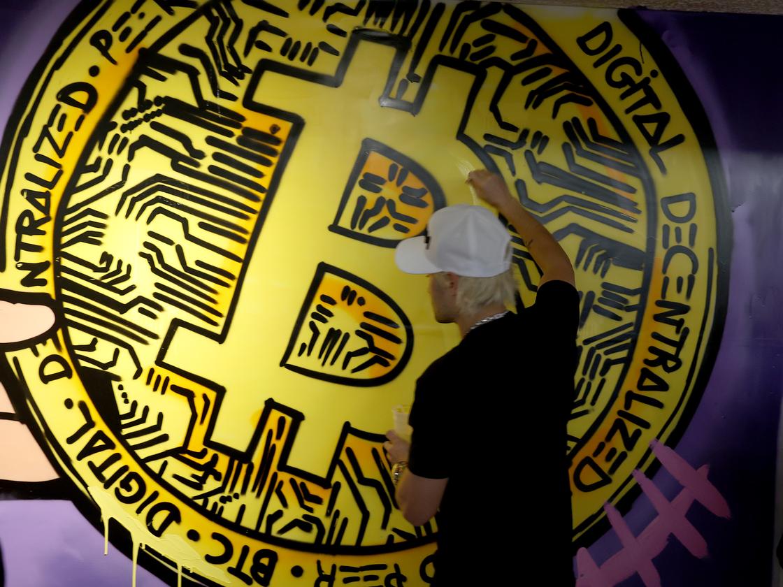 Kryptowährung: Bitcoin-Preis steigt erstmals über 100.000 Dollar | DIE ZEIT