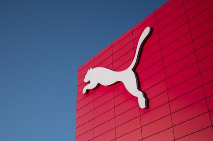 Dax: Das Puma Logo an der Außenfassade des Brandstores. Der ewige Konkurrenzkampf der Sportartikelhersteller in der fränkischen Provinz hat eine neue Pointe: Puma hat mit einem guten Drittel des Umsatzes seinen Lokalrivalen Adidas beim Gewinn abgehängt. +++ dpa-Bildfunk +++