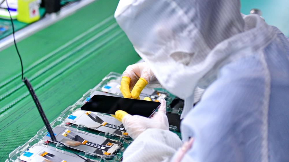 US-Zölle: Abhängig von Zulieferern: Smartphonehersteller wie Apple produzieren größtenteils in China.