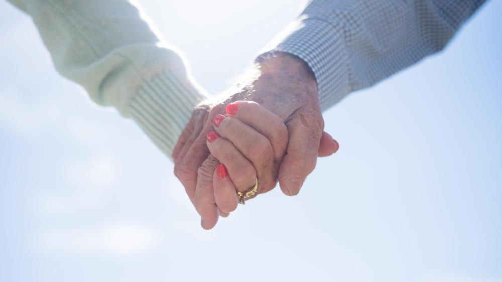 Ein gemeinschaftliches Testament soll den überlebenden Partner absichern – hat aber viele Nachteile für die Kinder, die man kennen sollte.