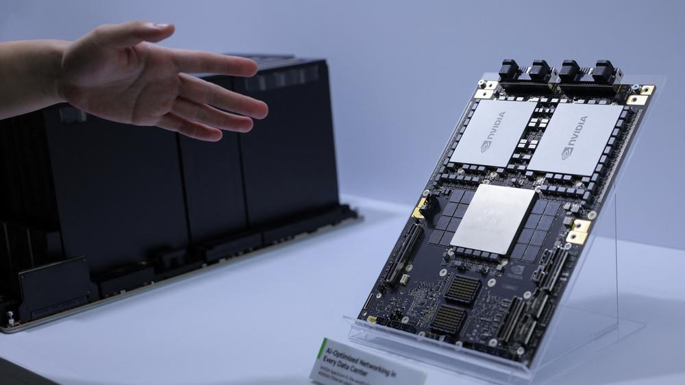  Technik Künstlicher Intelligenz soll vorerst nach dem Willen der US-Regierung nicht wie geplant beschränkt werden.
