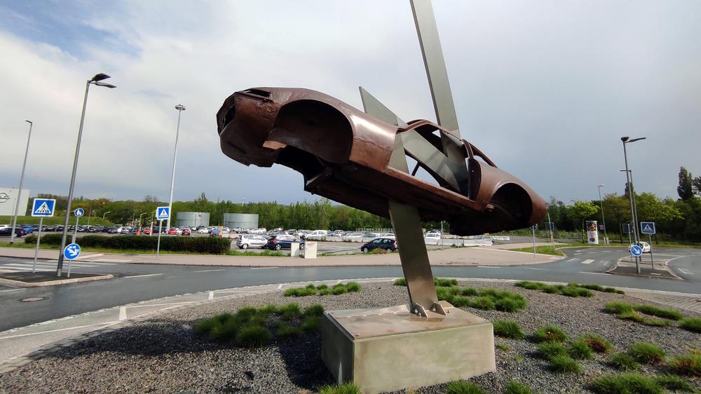 Ruhrgebiet: Kunst am Kreisverkehr: ein Opel GT Denkmal in Bochum