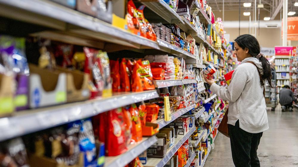  In den USA ist die Inflation zum dritten Mal in Folge gesunken. Die Preise für die Waren im Supermarkt steigen somit nicht schneller als zuletzt an.