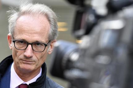 Schweizer Bankgesetz: Lukas Haessig beantwortet Fragen nach einer Medienkonferenz der Credit Suisse in Zuerich am Dienstag, 1. Oktober 2019. Lukas Haessig, Journalist und Blogbetreiber von Inside Paradeplatz hat als Erster ueber die Beschattungsaffaere des Bankers Iqbal Khan bei der Credit Suisse berichtet. (KEYSTONE/Walter Bieri)