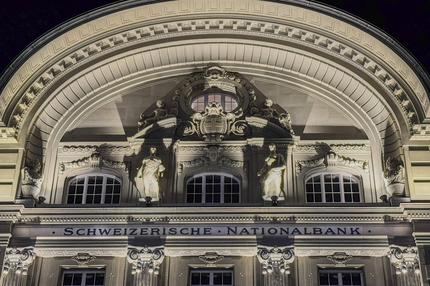 Geldpolitik: IMAGO / Future Image
Medien-ID:
0768387947
Mediengröße:
4.011x2.674 Pixel
Aufnahmedatum:
08.10.2024
Beschreibung:
Die Schweizerische Nationalbank führt als unabhängige Zentralbank die Geld- und Währungspolitik der Schweizerischen Eidgenossenschaft. Sie senkte Ende September die Leitzinsen erneut. (Symbolfoto, Themenfoto) Bern, 08.10.2024 *** As an independent central bank, the Swiss National Bank manages the monetary policy of the Swiss Confederation It lowered its key interest rates again at the end of September Symbol photo, theme photo Bern, 08 10 2024 Foto:xR.xSchmiegeltx xFuturexImagex nationalbank_bern_4018