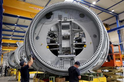 Zum Beispiel Großturbinen wie hier bei Nordex Energy inHamburg-Langenhorn: Deutschland ist in einigen grünen Technologien führend.