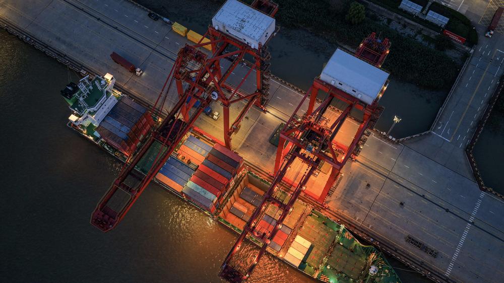  Der Großteil der seltenen Erden stammen aus China, die Preissteigerung betrifft die deutsche Industrie also direkt.