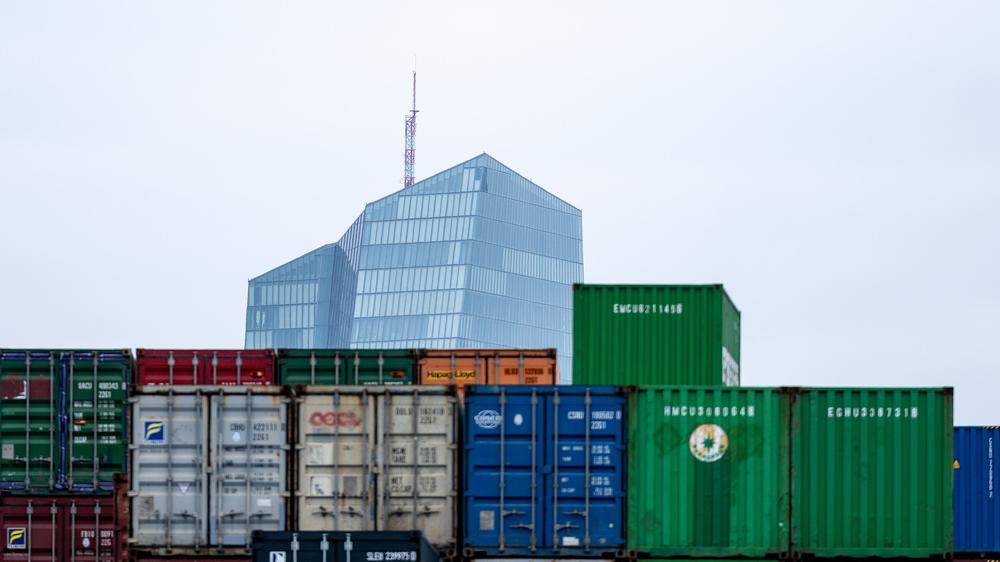  Lässt wegen der Einfuhrzölle die Nachfrage in den Vereinigten Staaten nach, dann könnten sich die Container im Hafen von Frankfurt am Main noch höher stapeln.