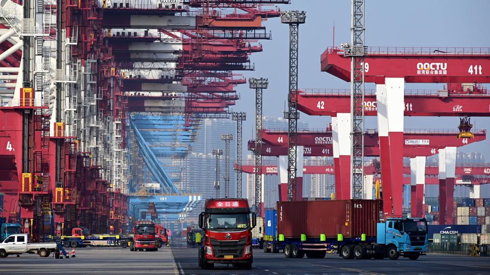  Ein Lastwagen an einem Ladedock des Hafens von Qingdao in China