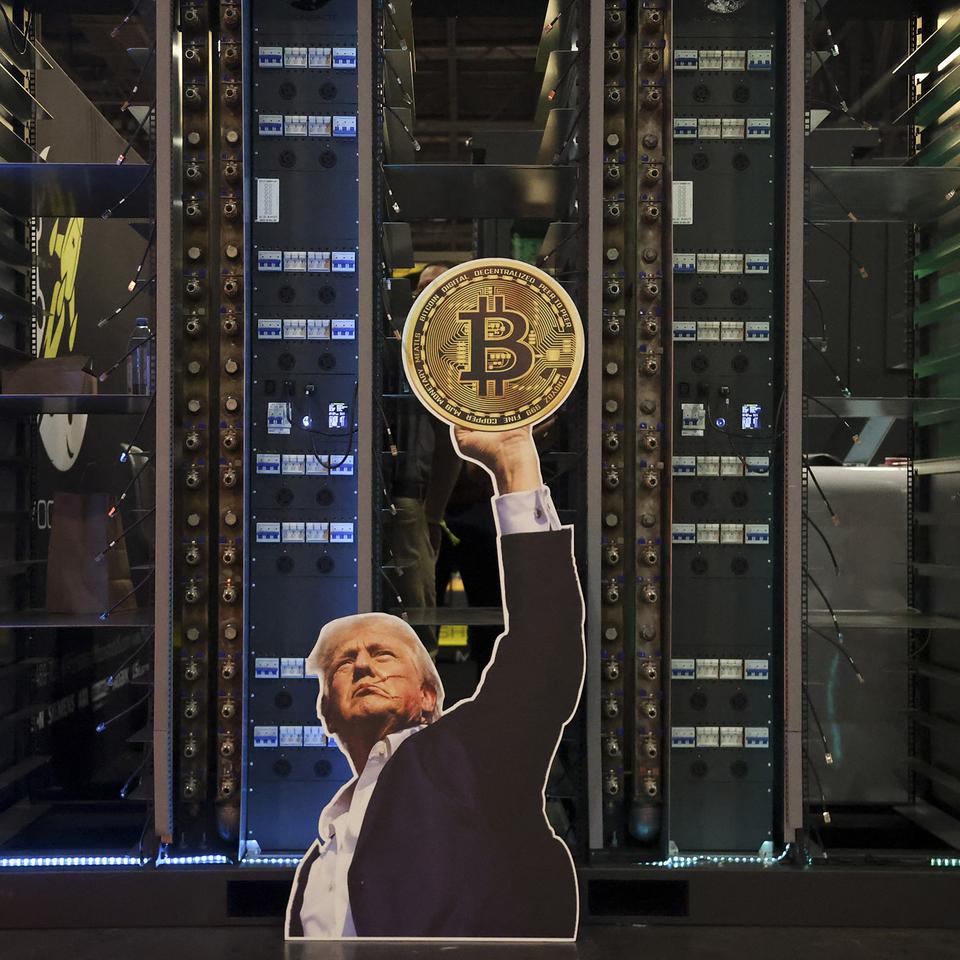 Kryptowährung: Bitcoin erstmals mehr als 120.000 US-Dollar wert | DIE ZEIT