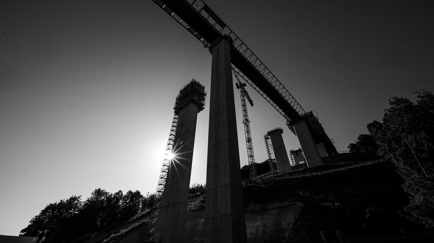 Wirtschaftspodcast: Stand der Bauarbeiten an der Rahmedetalbrücke am Dienstag den 1. Juli 2025 bei Lüdenscheid. Foto:Ralf Rottmann/ Funke Foto Services