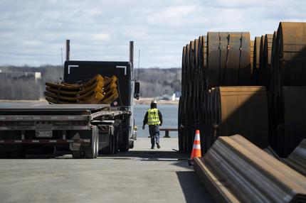 USA: Stahlspulen und -träger liegen an einem Verladeterminal in Trois-Rivières in der Region Quebec: Auf Stahl haben die USA bereits Zölle erhoben, nun kommen weitere dazu.