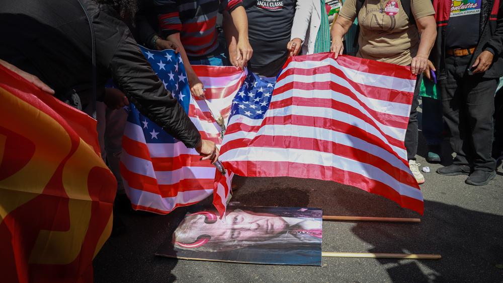  Demonstranten verbrannten Anfang August in São Paulo eine US-Flagge als Protest gegen die Zollpolitik von US-Präsident Donald Trump.