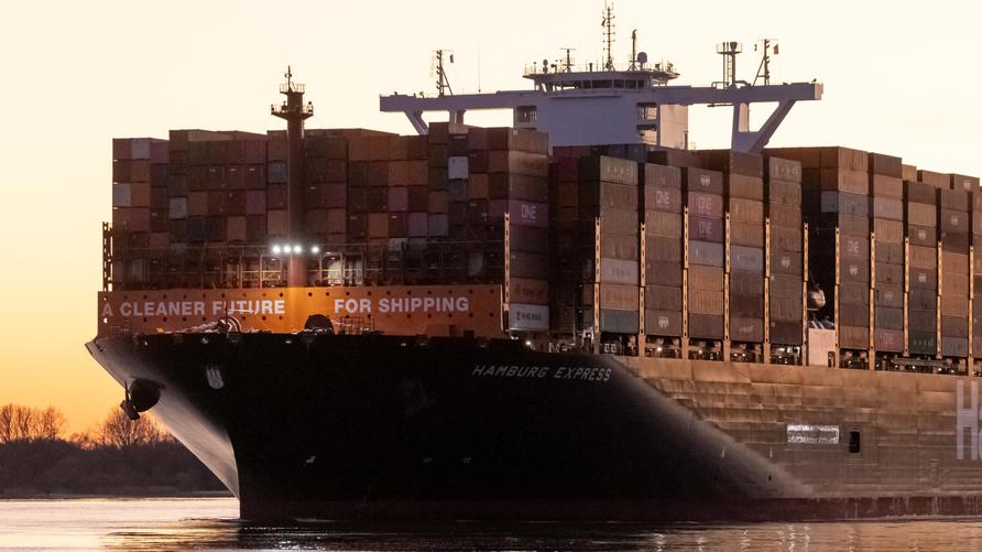 Reederei: Das Hapag-Lloyd-Containerschiff «Hamburg Express» kommt am 18.03.2025 am frühen Abend im Hamburger Hafen an.