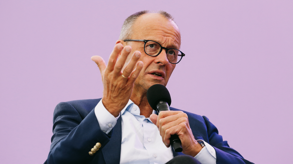  Friedrich Merz spricht auf einer Diskussionsveranstaltung beim Tag der offenen Tür der Bundesregierung.