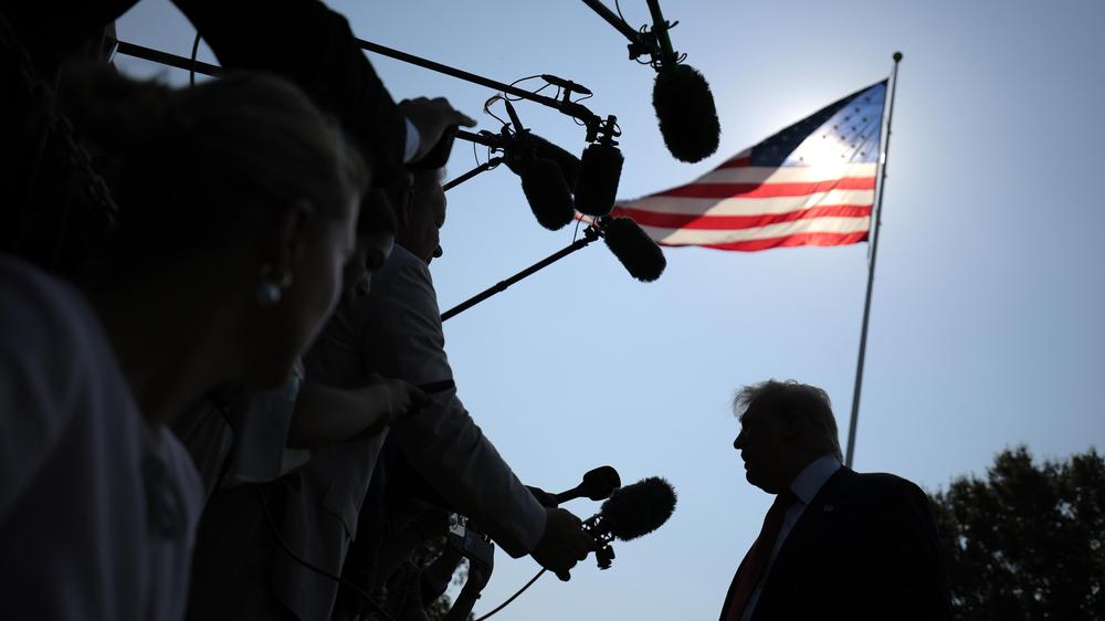  US-Präsident Donald Trump begründet sein Vorgehen in der Zollpolitik mit einem angeblichen Notstand und verhängt diese per Dekret.