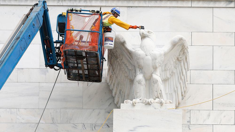  US-Präsident Donald Trump ramponiert das Image der US-Notenbank. Hier bekommt immerhin ein Adler am Sitz der Institution in Washington, D. C. neue Farbe.