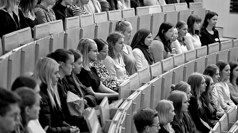 Wirtschaftspodcast "Ist das eine Blase?": Studierende für das Lehramt an der Universität Cottbus-Senftenberg