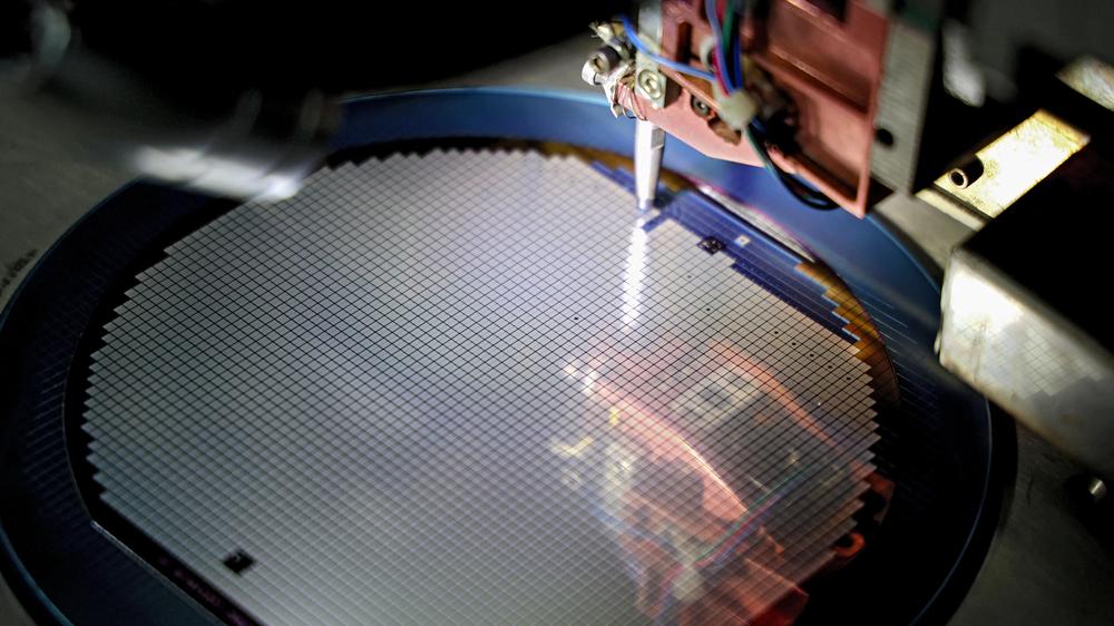  In einer Chipfabrik in Binzhou wird an einem Halbleiter-Wafer gearbeitet, der zur Chipproduktion dient.