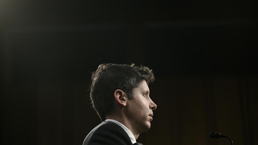  Sam Altman, CEO von OpenAI, bereitet sich am 8. Mai 2025 in Washington, D. C. auf eine Anhörung des US-Senatsausschusses für Handel zum Thema künstliche Intelligenz (KI) vor.