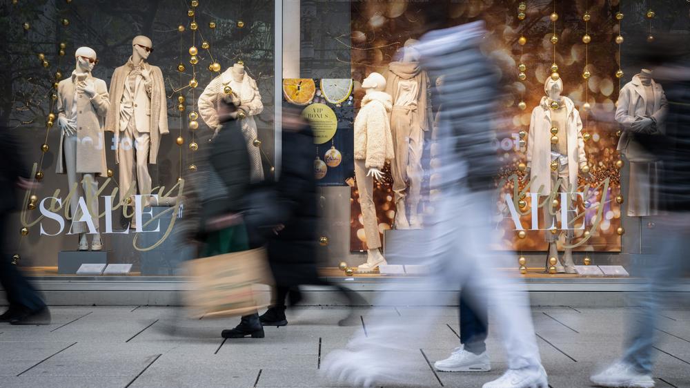 Konsumbarometer: Die Stimmung bei den Verbraucherinnen und Verbrauchern ist weiter schlecht.