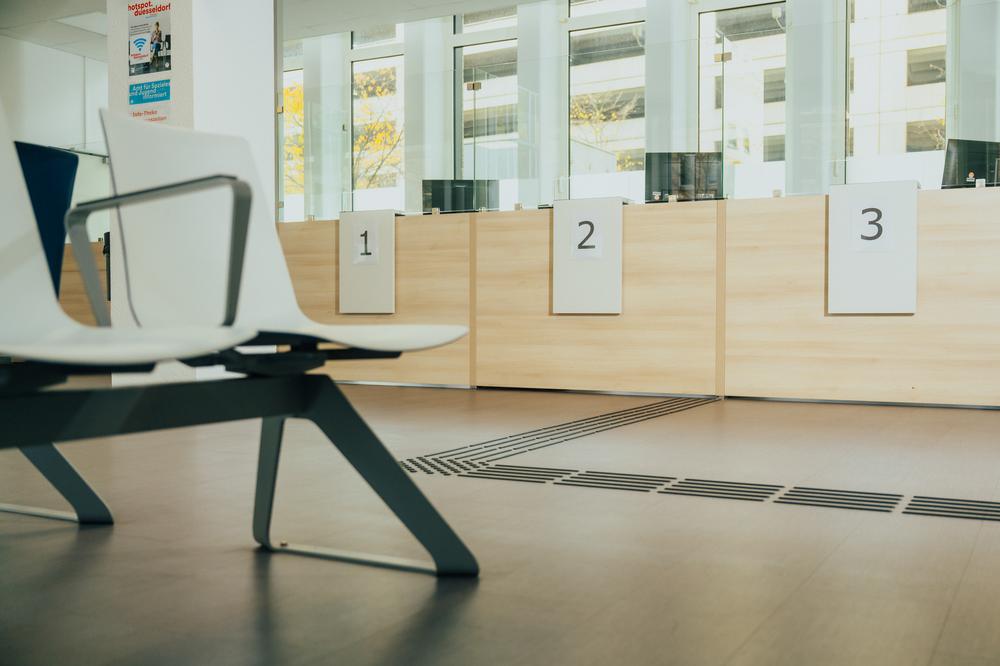 Bürokratieabbau in Düsseldorf: An der Infotheke im Düsseldorfer Amt für Soziales und Jugend beantworten Mitarbeiterinnen Fragen zu Sozialleistungen.