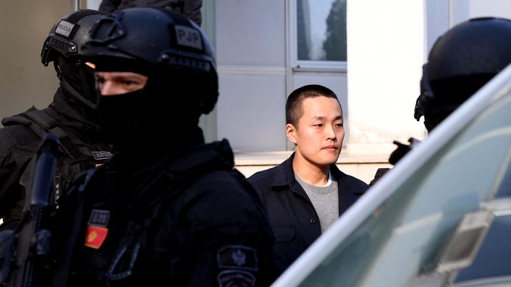  Damals saß er in Montenegro in Haft. Später wurde er an die USA ausgeliefert.