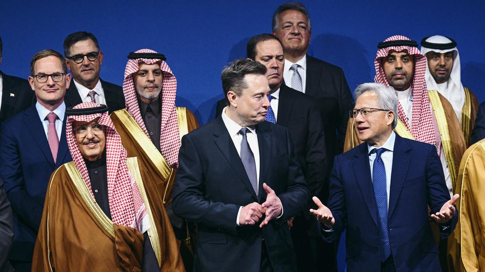 Forbes-Liste: Elon Musk posiert mit Jensen Huang, dem Gründer und CEO von Nvidia, für ein Gruppenfoto während des US-Saudi-Investment-Forums in Washington. Das Vermögen des Tesla-Chefs ist durch die Freigabe eines Aktienoptionenpakets enorm angestiegen.