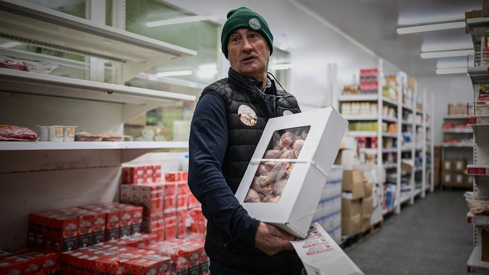 Ein französischer Landwirt bei Protesten gegen unfaire Konkurrenz durch importierte Agrarprodukte und das Mercosur-Freihandelsabkommen in einem Supermarkt in Frankreich