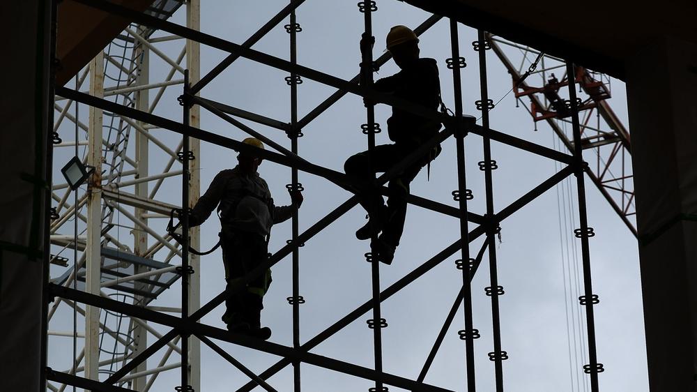 Arbeitsmarkt: Im Bau und in der Industrie ist die Zahl der Erwerbstätigen besonders stark gesunken.