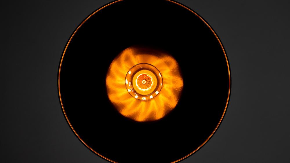 Der Strom ist günstig – jetzt schnell die Lampe einschalten: Um von dynamischen Strompreisen zu profitieren, muss man seinen Verbrauch flexibel steuern können.