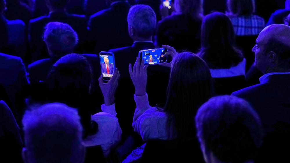 Donald Trump: Die Erwartungen waren groß: Als Donald Trump in Davos spricht, wollen im Publikum viele den Moment festhalten.