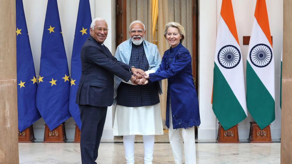 EU und Indien: Neue Allianzen: EU-Ratspräsident António Costa (l.) freut sich mit dem indischen Premier Narendra Modi und EU-Kommissionspräsidentin Ursula von der Leyen über das neue Freihandelsabkommen.