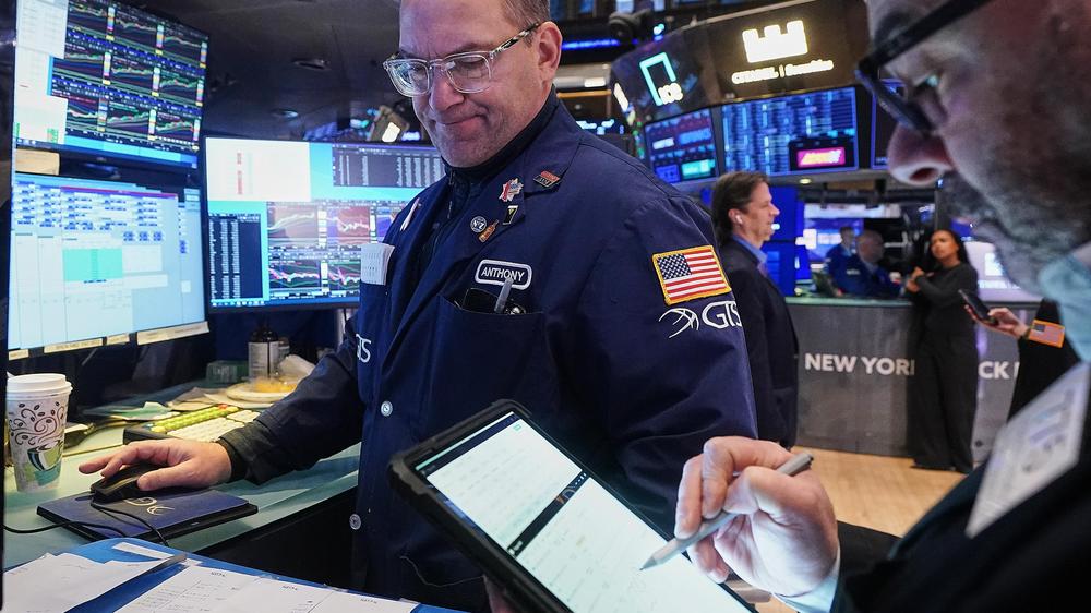  Der Spezialist Anthony Matesic (links) und der Händler Fred Demarco arbeiten auf dem Parkett der New Yorker Börse. Dort sind die Folgen von Donald Trumps Zolldrohungen zu spüren.