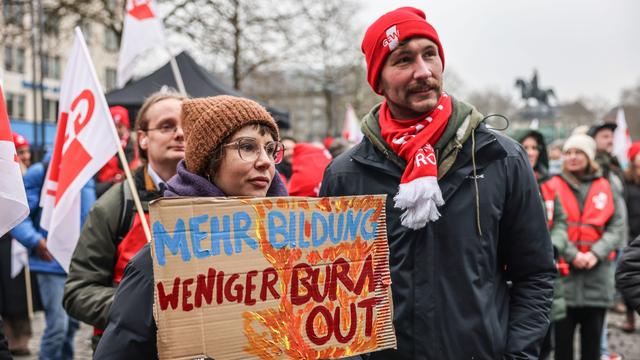 Öffentlicher Dienst: Tausende Beschäftigte demonstrieren für höhere Löhne an Schulen