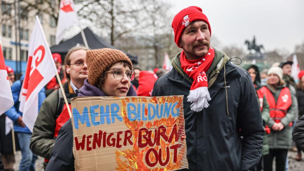Öffentlicher Dienst: Gewerkschafter während einer Kundgebung