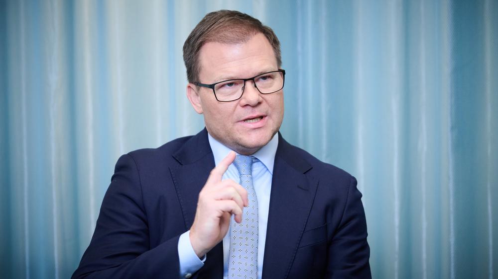 Textilgesetz: Umweltminister Carsten Schneider will mit einem neuen Gesetz gegen die wachsenden Müllberge durch Billigmode vorgehen.