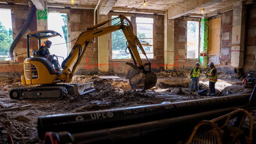 US-Notenbank Fed: Ein Bagger bei Renovierungsarbeiten in einem der beiden Fed-Gebäude in Washington, D. C.