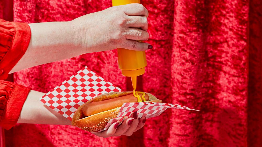 Pflanzliche Ernährung: Ein pflanzlicher Hotdog: auch für Nichtveganerinnen und -veganer erlaubt