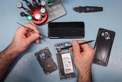 Stefanie Hubig: Ein Techniker arbeitet an einem Smartphone mit defektem Display in seinem kleinen Fachgeschäft für Reparaturen und Zubehör. In der EU sollen Kunden in Zukunft das Recht haben, bestimmte Geräte reparieren zu lassen. Mit der neuen Regelung soll gewährleistet werden, dass Produkte länger genutzt werden und weniger Müll produziert wird. +++ dpa-Bildfunk +++