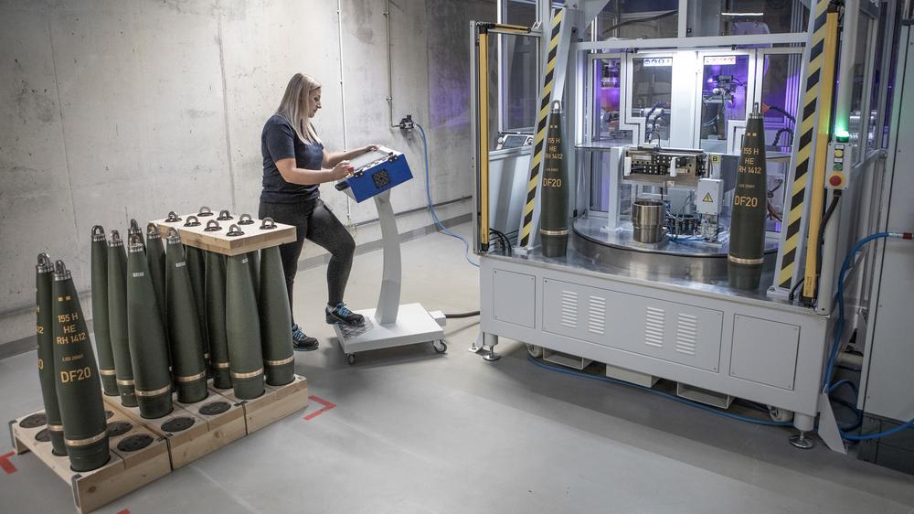Bei den Rüstungsfirmen boomt es: Eine Mitarbeiterin im Werk von Rheinmetall in Unterlüß (Aufnahme vom August 2025)