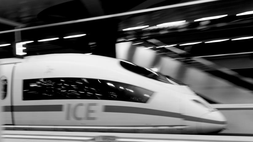 Wirtschaftspodcast: "Ist das eine Blase?": ICE der Deutschen Bahn am Berliner Hauptbahnhof