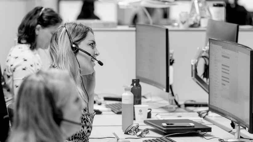 Wirtschaftspodcast: "Ist das eine Blase?": Mitarbeiterinnen eines Callcenters in der Kundenbetreuung