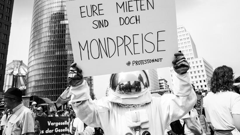 Wohnkosten: Vor lauter Frust über die Lage am Wohnungsmarkt ziehen die Leute auf die Straße, wie hier in Berlin.