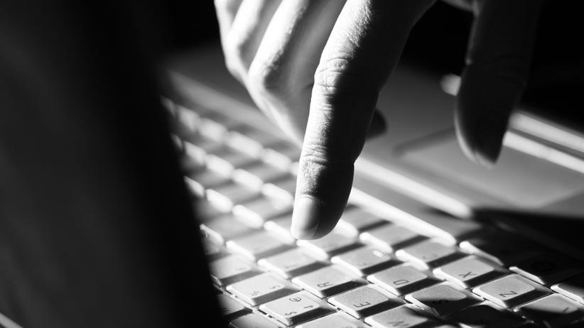 Wirtschaftspodcast: Auf Marktplätzen im Darknet verkaufen Kriminelle zum Beispiel Drogen und Anleitungen für Straftaten.