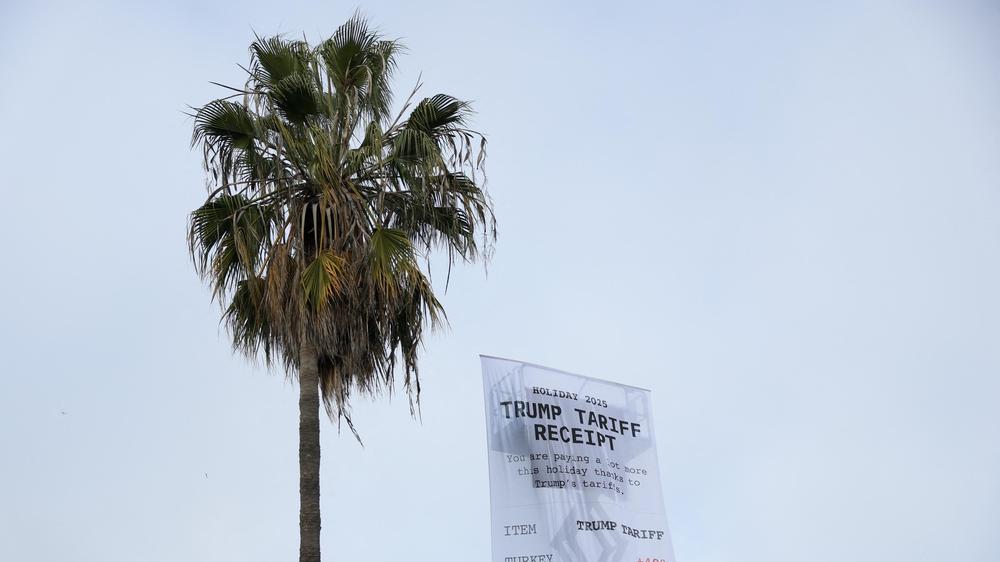  Demonstranten in Kalifornien hatten vor Weihnachten riesige Banner als Protest gegen die Zollpolitik von US-Präsident Donald Trump aufgehängt.