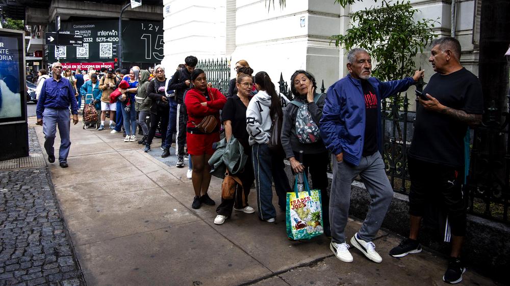 Argentina: Standing in line for the dentist: Students and employees at the University of Buenos Aires offer free treatments one day in April in protest against budget cuts.